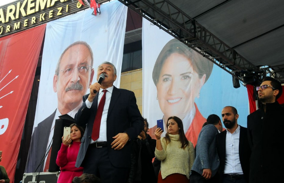 CHP'li belediye başkanı adayından Akşener fotoğrafı önünde miting