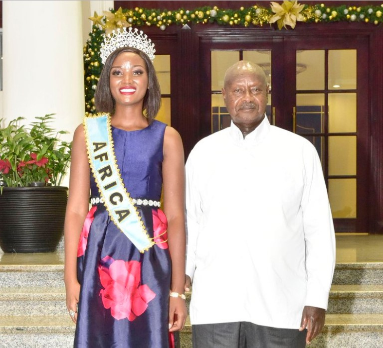 Uganda devlet başkanı Afrika güzelinin saçlarına takıldı!