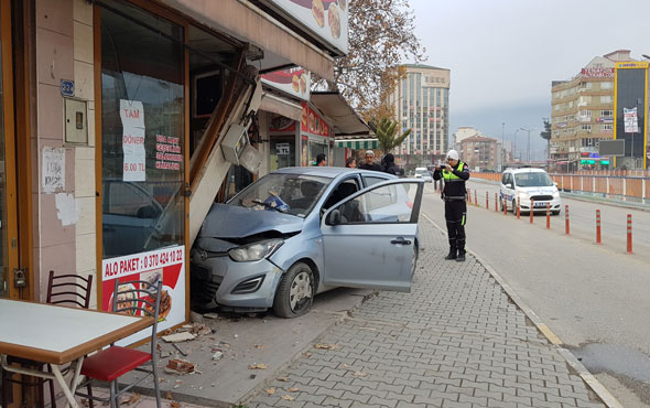 Direksiyonda fenalaşan sürücü dönerci dükkanına daldı