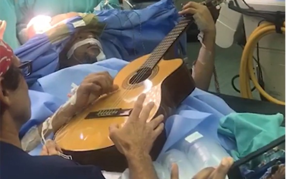 Gitarını açık beyin ameliyatı olurken çaldı