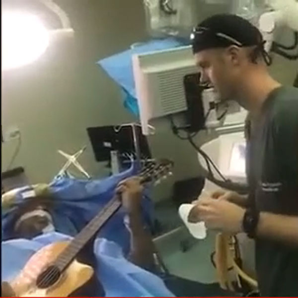 Açık beyin ameliyatı olurken gitar çaldı işte o görüntüler