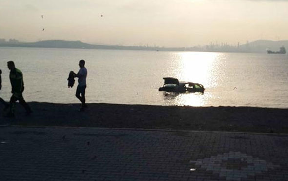 İzmir'de deniz içindeki araç şoke etti