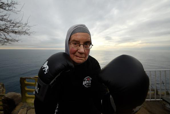 72 yaşında ringe çıktı sağlı sollu yumruk attı