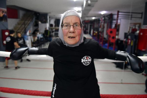72 yaşında ringe çıktı sağlı sollu yumruk attı