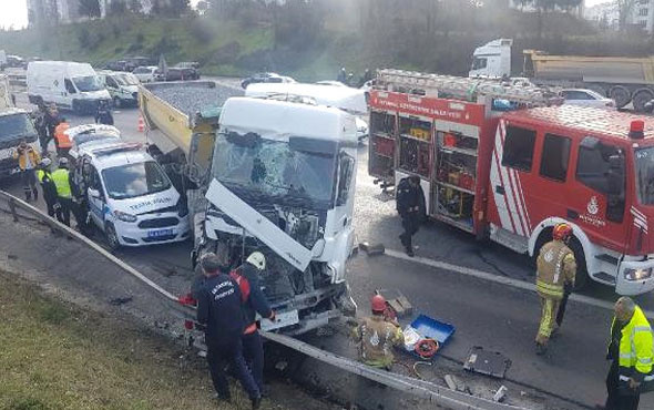 TEM'de hafriyat kamyonu dehşeti! Polis aracına çarptı