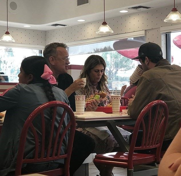 Tom Hanks'ten dikkat çeken hareket! Restorandaki herkese...