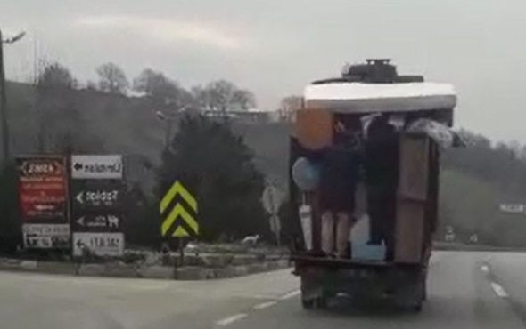 Eşya yüklü kamyonetin arkasında tehlikeli yolculuk!