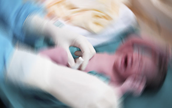 Evde sünnet edilen ikiz bebeklerden biri öldü biri ağır yaralı