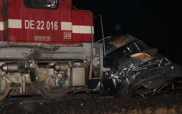 Yük treni hafif ticari araca çarptı: 1 ölü, 1 yaralı