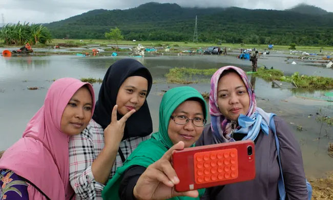 İnsanlık da öldü tsunami 500 can aldı onlar zafer işaretli selfie yarışına girdi