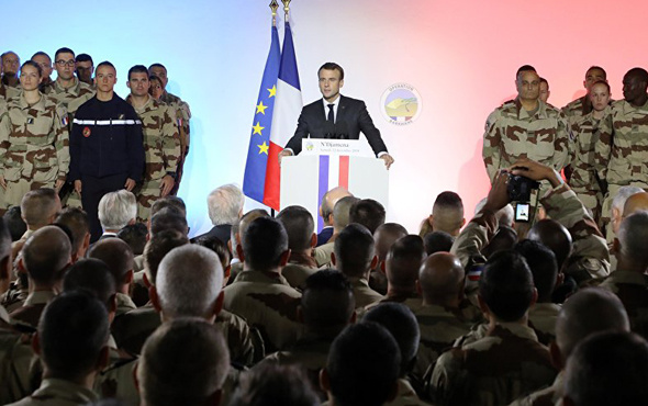 Macron'un konuşması askeri bayılttı!
