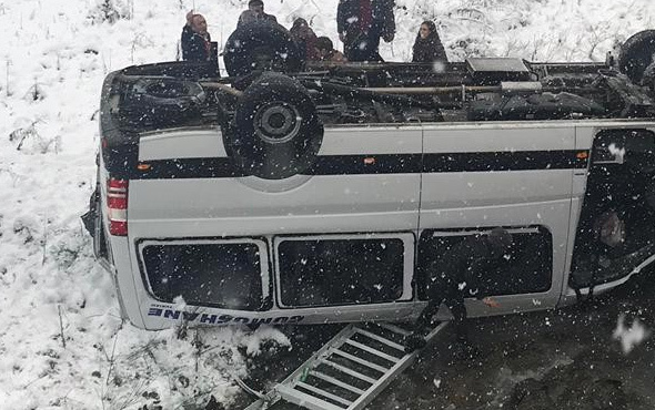 Trabzon'da minibüs devrildi! Çok sayıda yaralı var