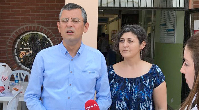 Sözleri olay oldu CHP'li Özgür Özel nereli eşi kimdir işte karısıyla kızı