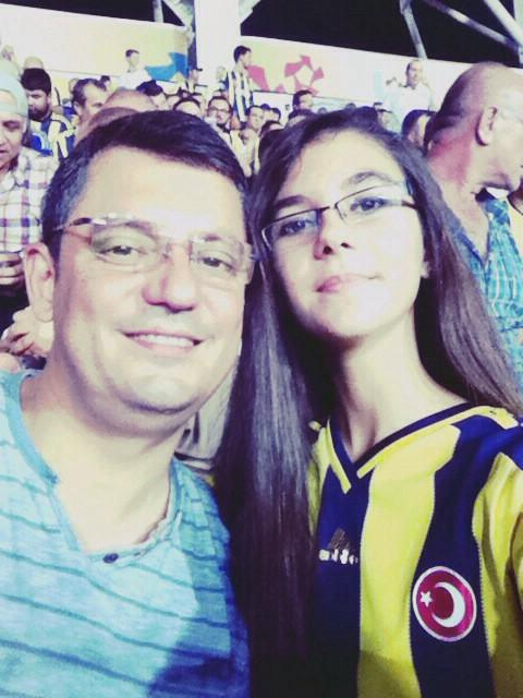 Sözleri olay oldu CHP'li Özgür Özel nereli eşi kimdir işte karısıyla kızı