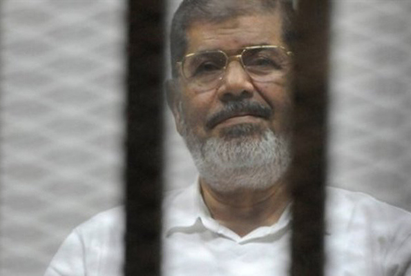 Mısır'da tarihi an Mursi ve Mübarek ilk kez bir araya geldi