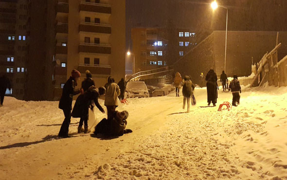 Poşetini alan geldi, karda doyasıya eğlendi