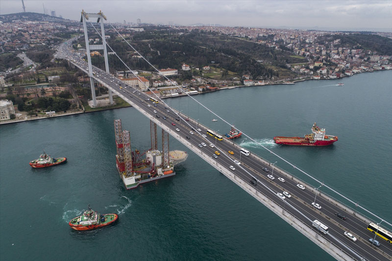 İstanbul boğazında ilginç görüntüler! Dev patform böyle geçti