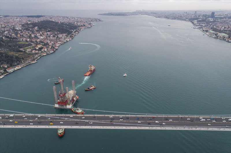 İstanbul boğazında ilginç görüntüler! Dev patform böyle geçti