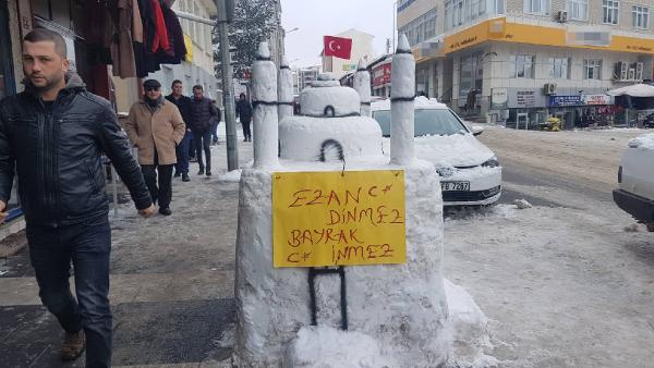 Sivas'a yoğun kar yağınca kar adamı yerine bunu yaptılar