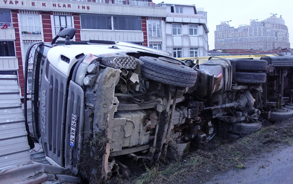 TEM Otoyolu'nda zincirleme trafik kazası! Hafriyat kamyonu yan yattı