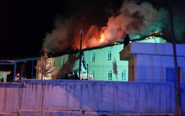 Hastane çatısında çıkan yangın güçlükle kontrol altına alındı