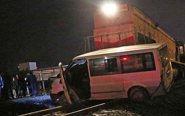 Denizli'de yük treni panelvana çarptı: 5 yaralı