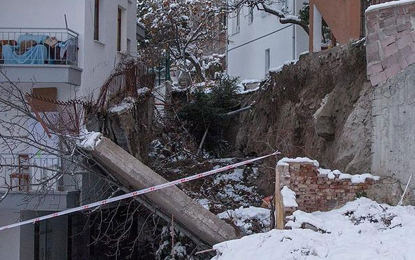 Ankara'da apartmanın istinat duvarı yan binaya devrildi