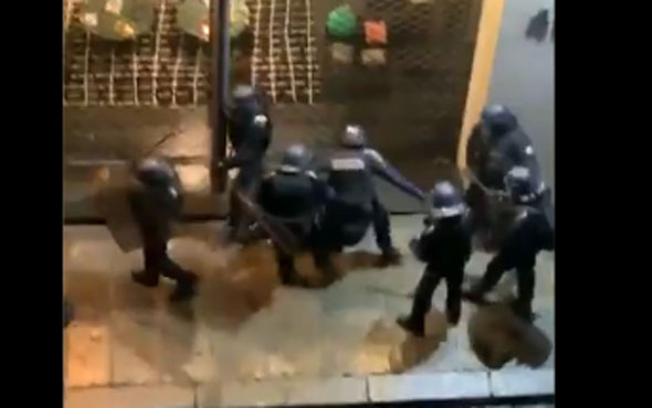 Paris'te polis şiddeti polisler vatandaşı sokak arasında linç etti şok görüntüler