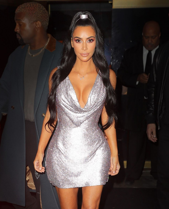 Kim Kardashian cesur dekoltesi ve mini elbisesiyle yürek hoplattı