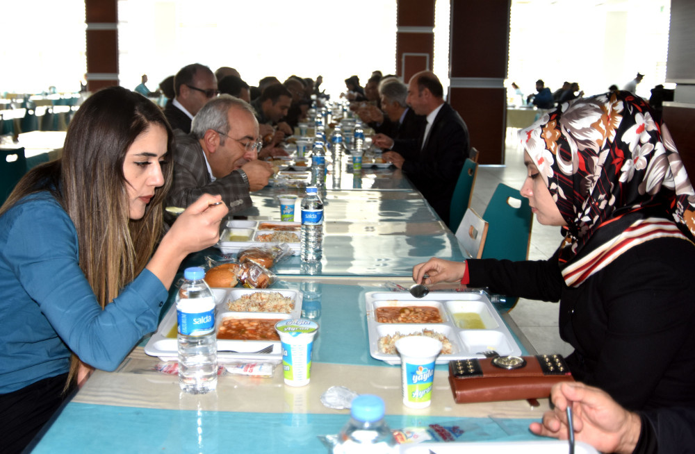 337 öğrenci yemekten zehirlenince öğretim görevli önlem alındı