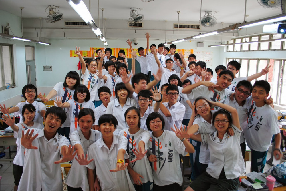 Çin'de öğrencilerin kıyafetine çip takılacak