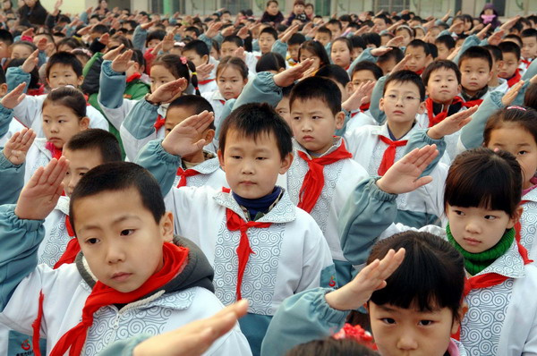 Çin'de öğrencilerin kıyafetine çip takılacak