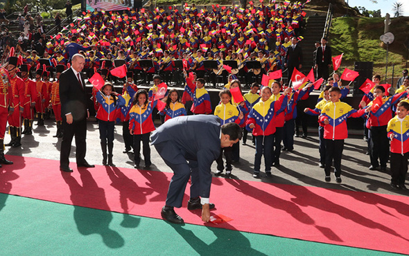 Nicolas Maduro düşen Türk Bayrağını yerden kaldırdı