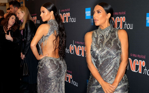 Kim Kardashian sırt dekoltesiyle büyüledi