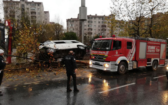 Esenyurt'ta servis minibüsü ağaca çarpıp, devrildi: 14 yaralı