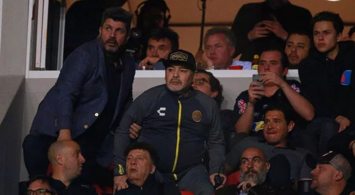 Maradona maçta alkol aldı taraftarı yumrukladı