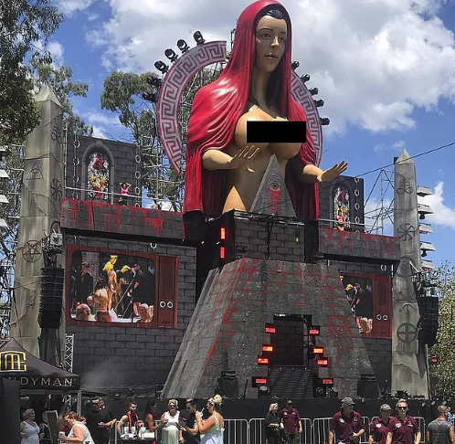 Çılgın parti için çıplak kadın heykeli diktirdi ülke birbirine girdi