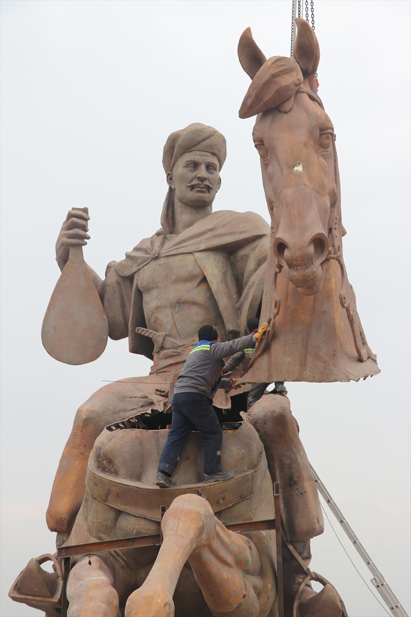 Türkiye'nin en büyük heykelinin montajına başladı