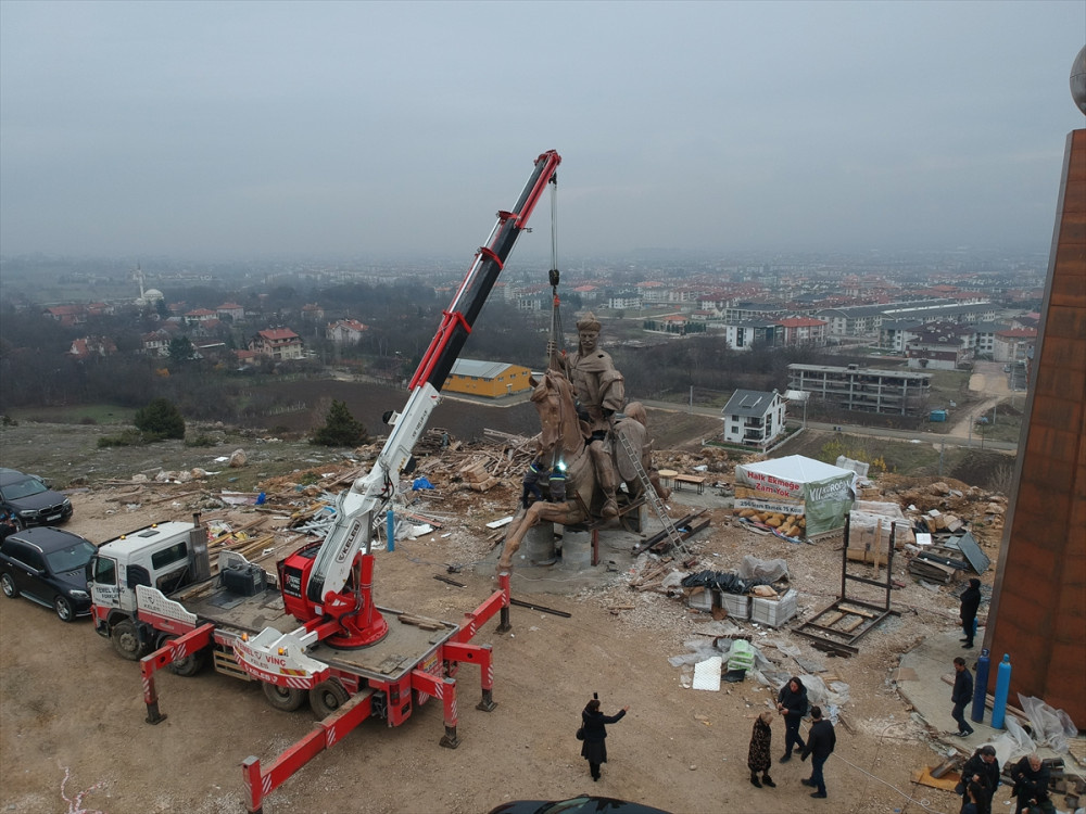 Türkiye'nin en büyük heykelinin montajına başladı