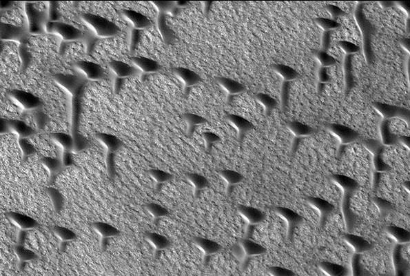 Mars'tan çok ilginç görüntü T ve V harflerine benziyor