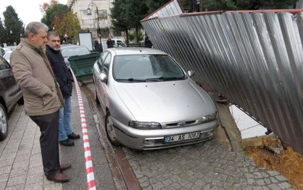 Maltepe'de kaldırım çöktü araç askıda kaldı