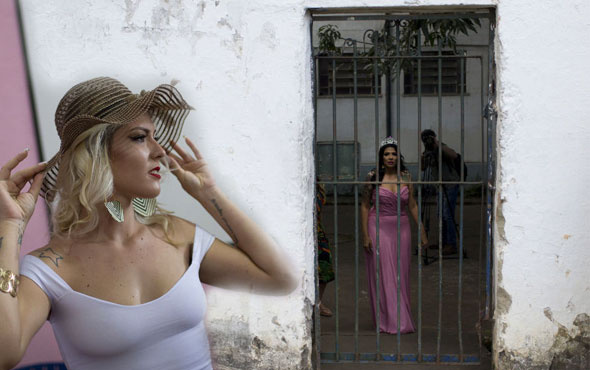 Cezaevinin en güzel kadını seçildi mahkum kadınlar podyumda