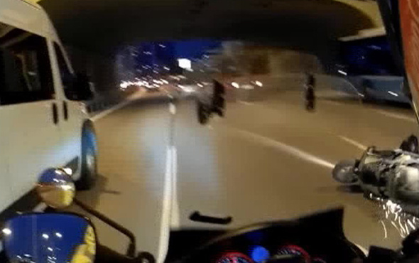 E-5 Karayolu’nda motosikletlinin metrelerce sürüklendiği kaza kamerada