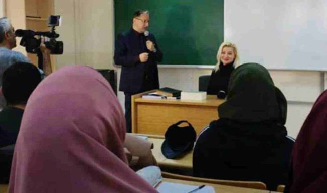 Show TV programcısı Zahide Yetiş İlahiyat Fakültesi'nde Hadis dersine girdi