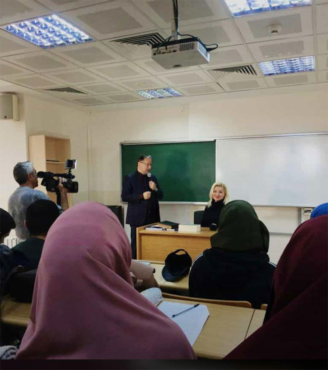 Show TV programcısı Zahide Yetiş İlahiyat Fakültesi'nde Hadis dersine girdi