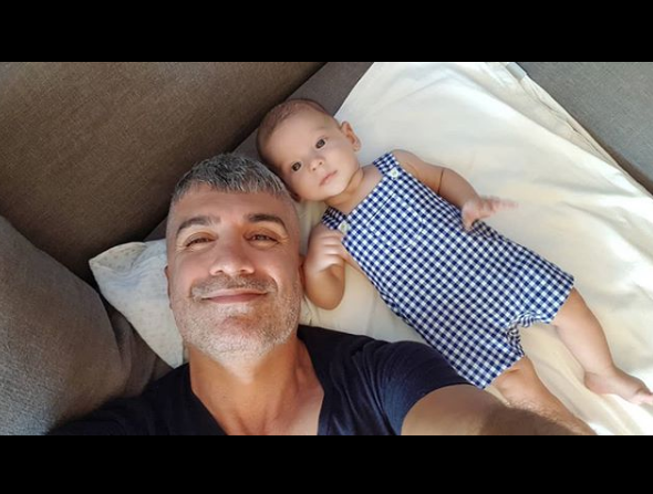İstanbullu Gelin'in yıldızı Özcan Deniz oğluyla poz verdi sosyal medya yıkıldı