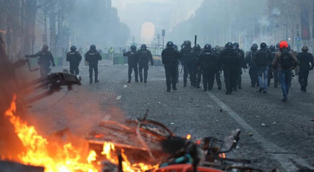 Fransa'da eylem çağrısı yapıldı asker sokağa iniyor 