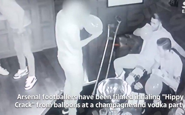 Arsenal'da Mesut Özil ve futbolcular uyuşturucu içerken görüntülendi