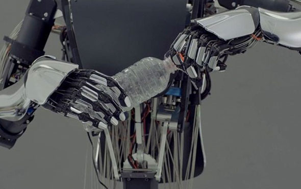 İnsan elini taklit edebilen robot geliştirildi!