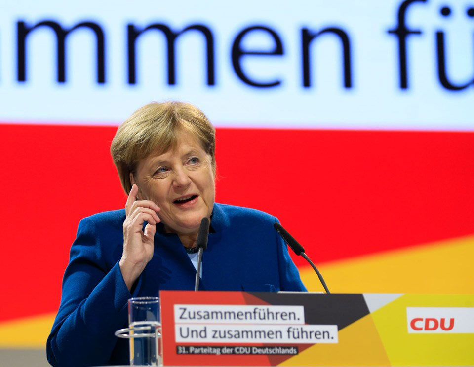 Angela Merkel veda etti! İlk kadın başbakan 18 yıl sonra koltuğu